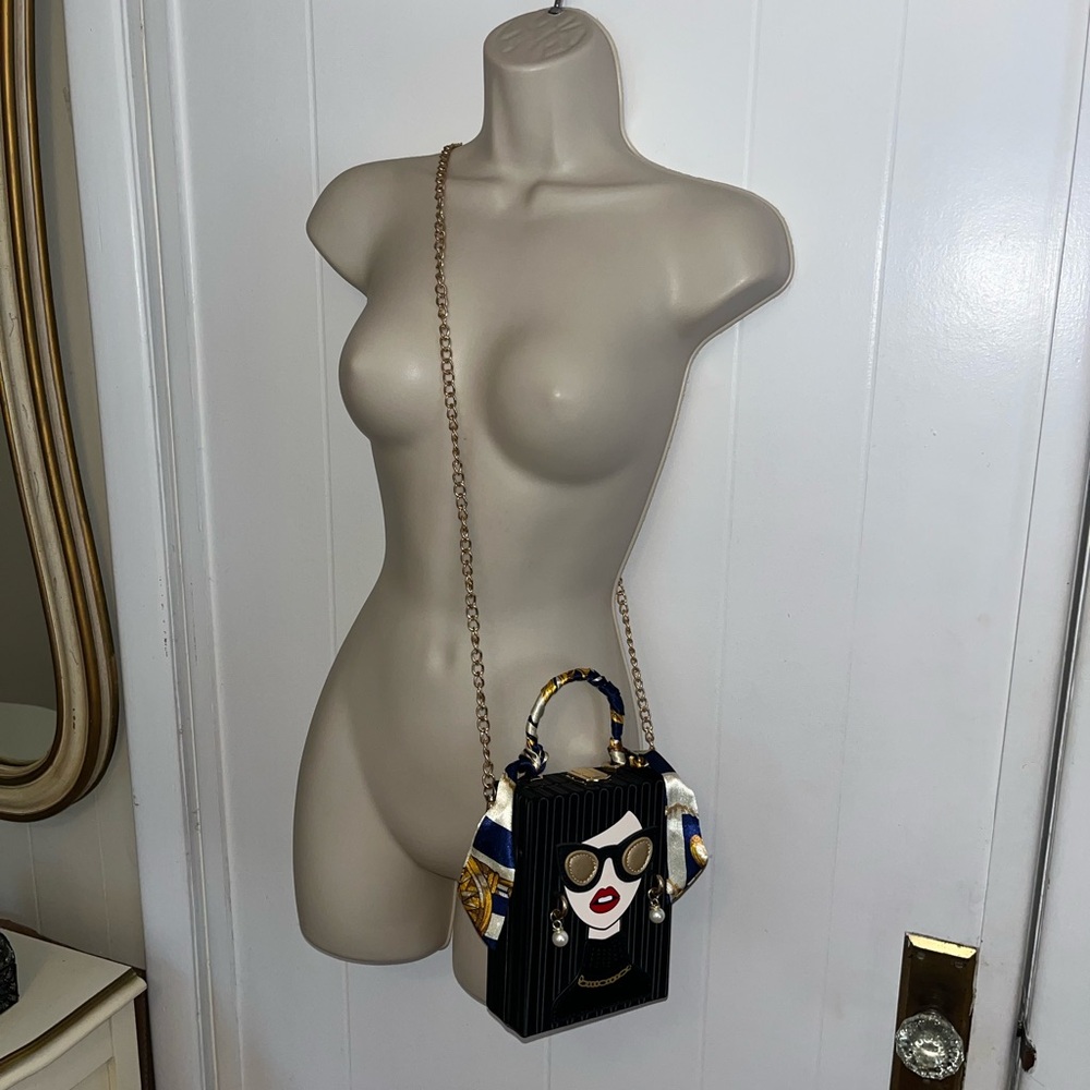 Stylish Women's Handbag with Graphic Design - Picture 7 of 9